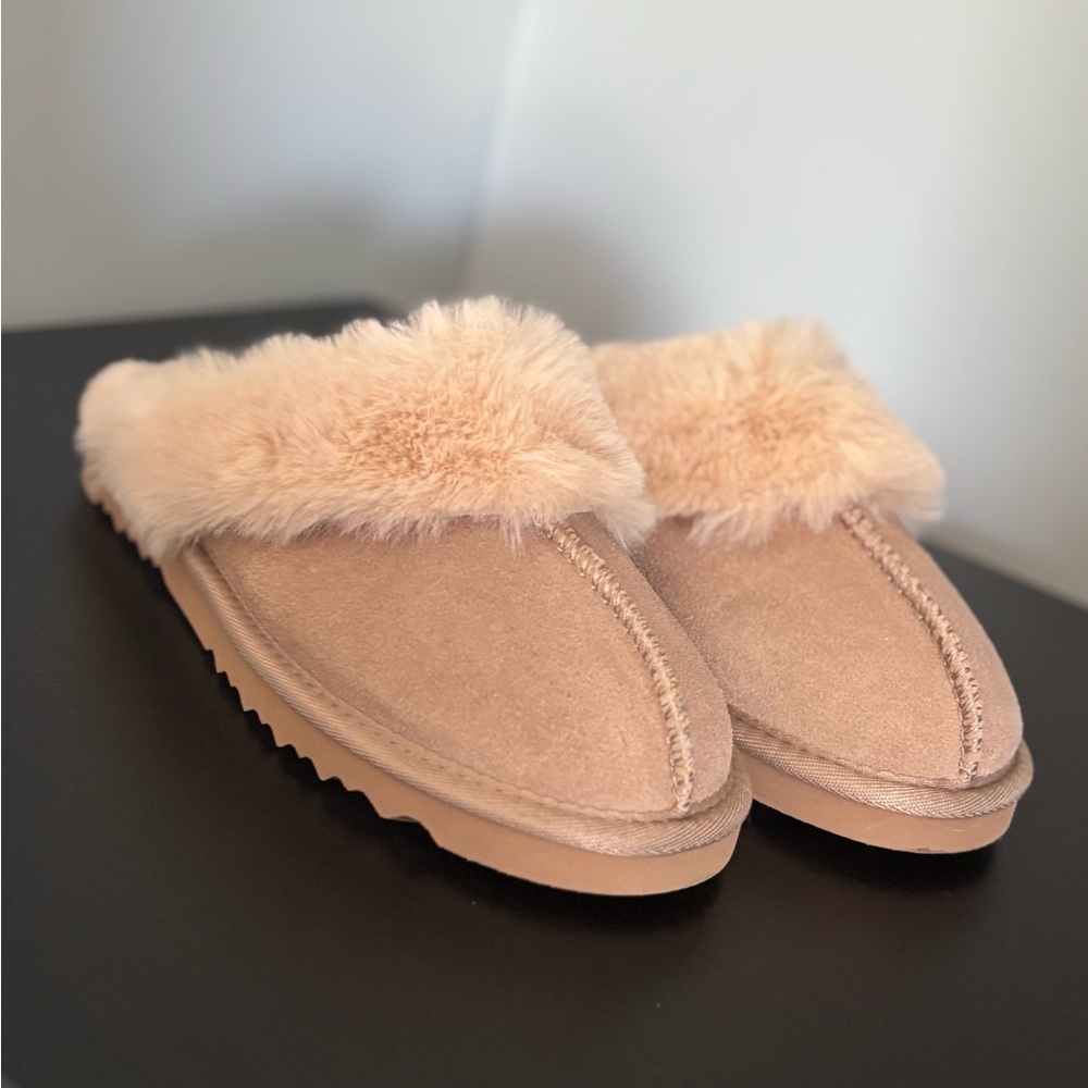 Cozy Tan Shearling Women's Slippers - Picture 4 of 8